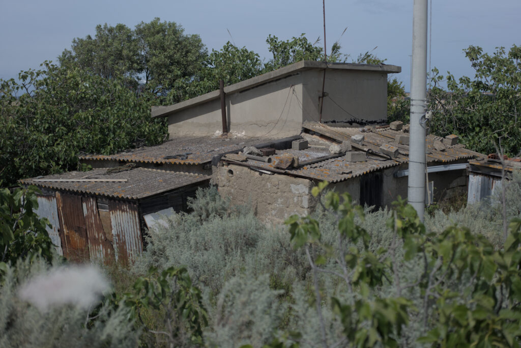 Una baracca fatiscente nella borgata di Ponte romano di Porto Torres