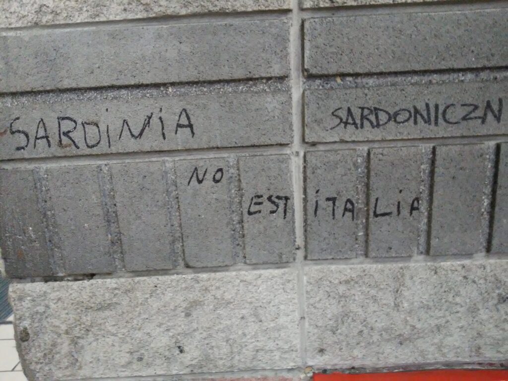 Un graffito dove è scritto in lingua sarda un motto indipendentista
